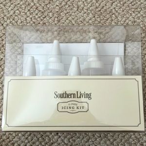 Southern Living 11 piece icing kit